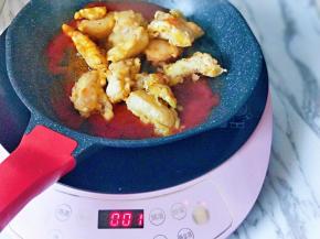 加入炸好的龙利鱼，轻轻的翻炒，翻炒均匀即可。