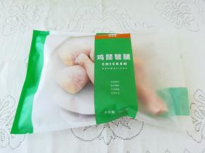 鸡腿提前解冻。一袋是四个，做了一人份的量，只用了一个，外加三个的鸡腿骨。