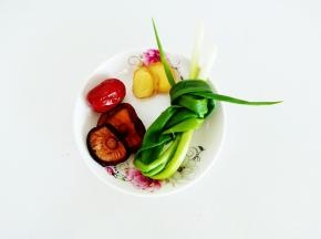 配菜也洗净，葱打葱结。