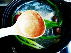 用勺子撇去浮末，然后转小火炖煮四十分钟，放入枸杞，适量盐调味，再煮五分钟，关火出锅。