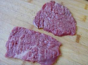 2.牛里脊切薄厚适中的片用刀背拍松，  两面撒上盐、cook100托斯卡纳腌料搅拌均匀锅置火上放入少许橄榄油，放入洋葱丝，煸香