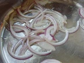 4.锅置火上放入少许橄榄油，放入洋葱丝，煸香