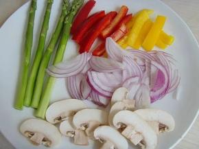 3.芦笋去老根刮去外皮，洋葱切丝，彩椒切块，蘑菇切片
