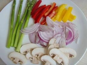 3.芦笋去老根刮去外皮，洋葱切丝，彩椒切块，蘑菇切片