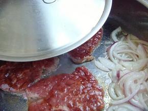 6.煎1分钟左右，盖盖焖一下