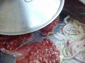 6.煎1分钟左右，盖盖焖一下