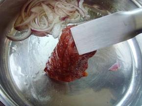 5.放入腌制好的牛里脊块