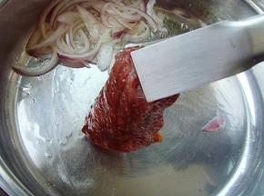 5.放入腌制好的牛里脊块