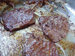 7.煎到表面焦黄，取出牛扒装盘