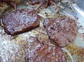 7.煎到表面焦黄，取出牛扒装盘