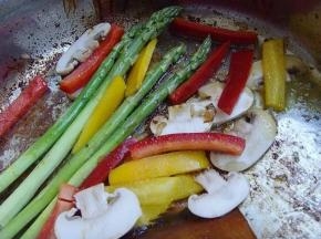 8.锅内再放入少许黄油，将蔬菜煸香