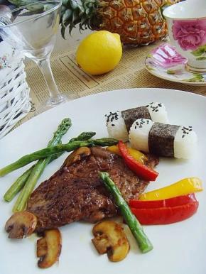 9.盖盖焖至蔬菜煸出焦黄即可盛出与牛扒摆盘