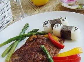 9.盖盖焖至蔬菜煸出焦黄即可盛出与牛扒摆盘