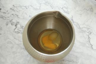 玉米油、细砂糖、盐、蛋黄放入干净无水盆中。