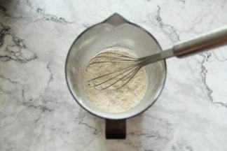 低筋面粉、玉米淀粉、小苏打、泡打粉，混合搅打均匀，让小苏打与泡打粉分布均匀。