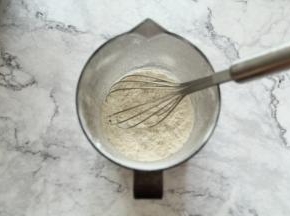 低筋面粉、玉米淀粉、小苏打、泡打粉，混合搅打均匀，让小苏打与泡打粉分布均匀。