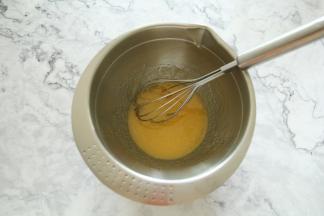 将步骤1中的材料用蛋抽搅打到细砂糖融化。