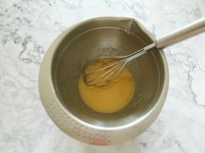 将步骤1中的材料用蛋抽搅打到细砂糖融化。