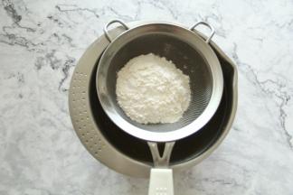 过筛入步骤2混合好的粉类。预热烤箱，170度。