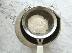 过筛入步骤2混合好的粉类。预热烤箱，170度。