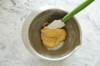 用刮刀切拌，按压混合到无干粉。