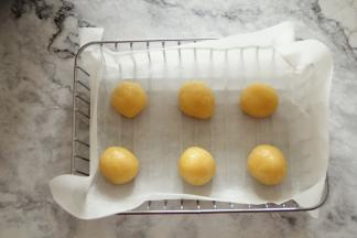 分成6份。18-20克左右一个，搓圆放入垫好油纸的烤篮里。