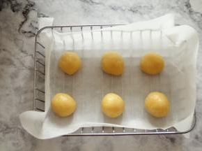 分成6份。18-20克左右一个，搓圆放入垫好油纸的烤篮里。