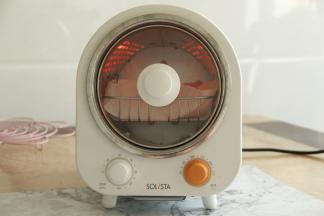 放入预热好的烤箱，转155度，烤30分钟，烤5分钟后，加盖锡纸直到烤完。
烤好取出，冷凉，就酥脆了！