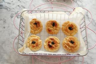 烤好取出，冷凉，就酥脆了！