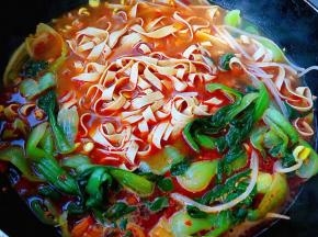 放入豆皮、豆芽、油菜同时放入盐和味精调味均匀时间不宜过长入味即可