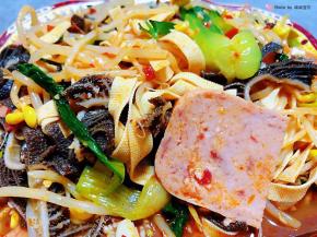 自己在家做毛血旺不但料足味美关键是吃的放心健康