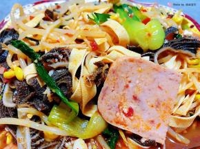 自己在家做毛血旺不但料足味美关键是吃的放心健康