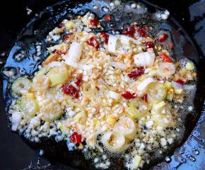 锅中倒入底油加热放入干辣椒、葱姜蒜爆香