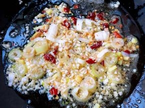 锅中倒入底油加热放入干辣椒、葱姜蒜爆香