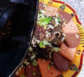 撒上葱花和香菜、麻椒锅中烧开热油直接浇在麻椒什么瞬间满屋飘香