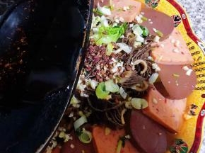 撒上葱花和香菜、麻椒锅中烧开热油直接浇在麻椒什么瞬间满屋飘香