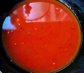 添加适量清水或高汤煮开