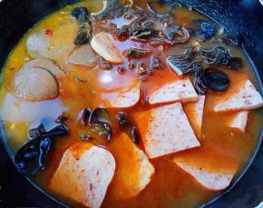 锅中放入毛肚、鸭血、午餐肉和木耳煮三分钟入味即可