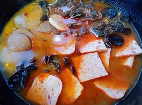 锅中放入毛肚、鸭血、午餐肉和木耳煮三分钟入味即可