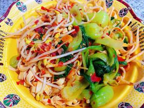 煮好的青菜装入容器中