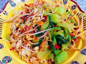 煮好的青菜装入容器中