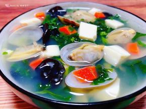 鲜美可口的花蛤豆腐时蔬汤装入容器中