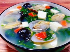 鲜美可口的花蛤豆腐时蔬汤装入容器中