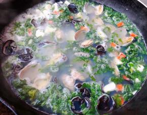 因为食材都是熟的所以不要煮时间过长营养会流失还会影响口感同时放入盐和味精调味均匀最后撒上香菜和葱花提鲜即可出锅享用