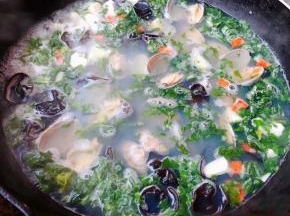 因为食材都是熟的所以不要煮时间过长营养会流失还会影响口感同时放入盐和味精调味均匀最后撒上香菜和葱花提鲜即可出锅享用