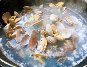 花蛤煮至完全张开大口即可