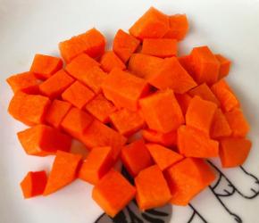 胡萝卜去皮洗净切成小块