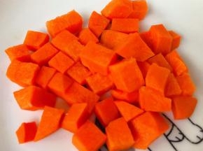 胡萝卜去皮洗净切成小块