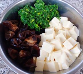 豆腐切成小块木耳泡发好芹菜叶芹菜小段备用