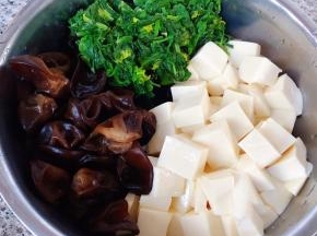 豆腐切成小块木耳泡发好芹菜叶芹菜小段备用